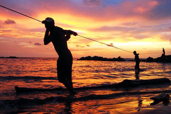 Puesta de sol y pescadores