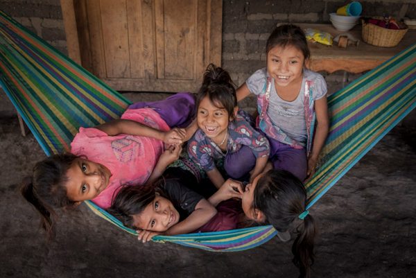 Niños felices sobre una hamaca