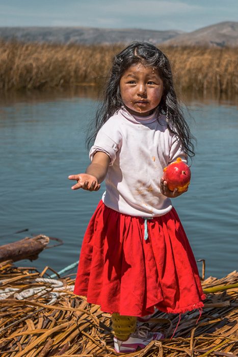 Niña en Uros