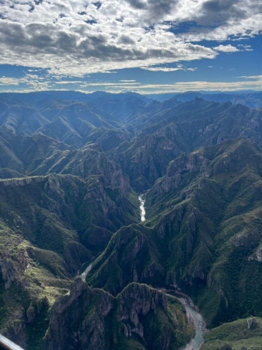 «Trazos de Vida», el rio serpenteante entre las montañas